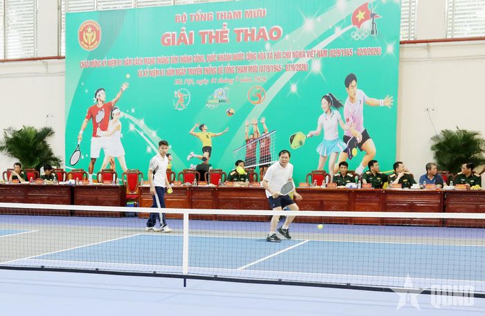 Đại tướng Nguyễn Tân Cương tham gia thi đấu giao lưu môn Pickleball.