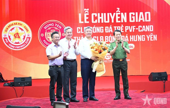 Đại tướng Lương Tam Quang chúc mừng Hưng Yên FC thi đấu ở Giải hạng Nhất Quốc gia 2026-2027. Ảnh: THANH BÌNH