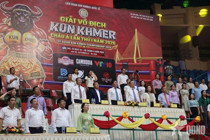 Các đại biểu tham dự buổi lễ khai mạc.