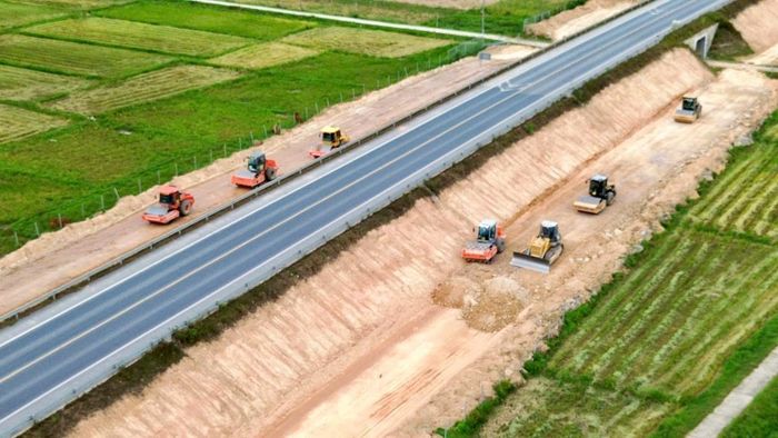 Không khí thi công vẫn diễn ra khẩn trương trên công trường mở rộng cao tốc Cam Lộ - La Sơn trong dịp lễ Quốc Khánh.