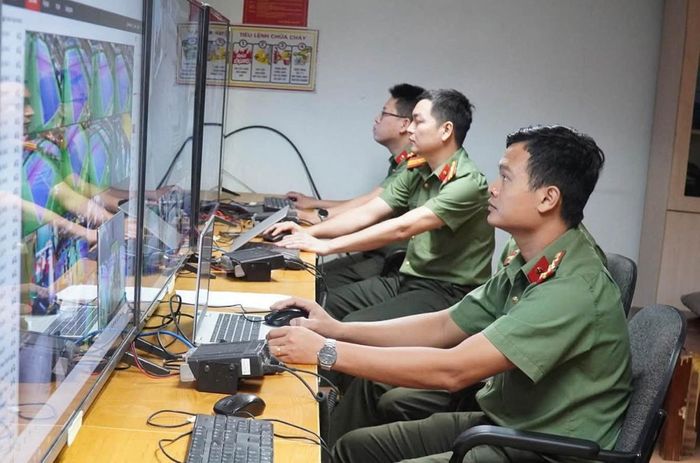 Cán bộ chiến sĩ Công an TP Đà Nẵng làm việc tại Trung tâm Thông tin Chỉ huy hiện trường.