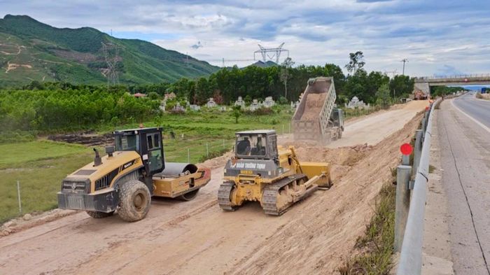 Từng đờn xe vận chuyển vật liệu, thi công trên công trường.