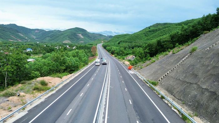 Mặt đường được mở rộng từ 2 làn xe lên 4 làn xe.