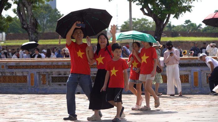 Một số gia đình chọn đồng phục áo đỏ sao vàng rực rỡ để đi tham quan nhân ngày Quốc Khánh.