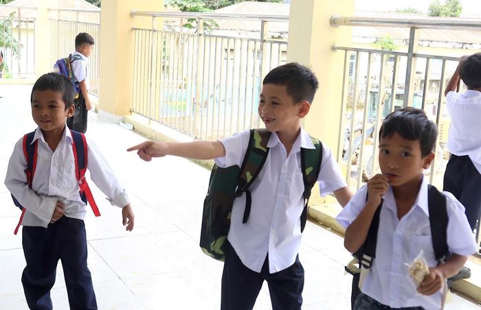 Niềm vui của học sinh vùng biên khi con em được học ở ngôi trường mới.