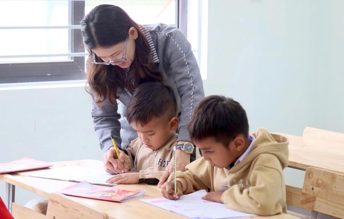 Giáo viên Trường Phổ thông Nội trú Liên cấp Tiểu học - THCS xã Rờ Kơi hướng dẫn học sinh tập viết.