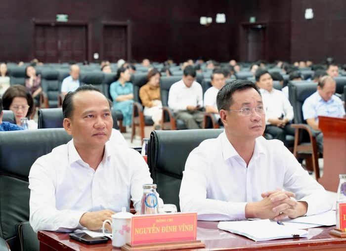 Bí thư Thành ủy Lê Ngọc Quang (hàng đầu, bên phải) chủ trì hội nghị tại điểm cầu Đà Nẵng