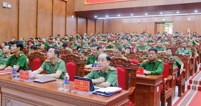 Thiếu tướng Nguyễn Hữu Hợp, Giám đốc Công an thành phố (hàng đầu, ngoài cùng, bên phải) chủ trì hội nghị tại điểm cầu Công an thành phố.