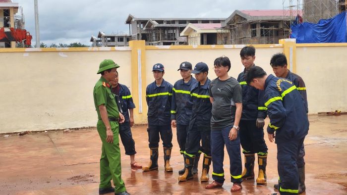 Đại tá Nguyễn Hoàng Tuấn trực tiếp chỉ đạo lực lượng dọn vệ sinh trường biên giới