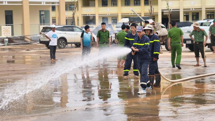 Lượng bùn đất khá nhiều, các lực lượng tổ chức thu dọn, xịt rửa sân trường, làm sạch khuôn viên