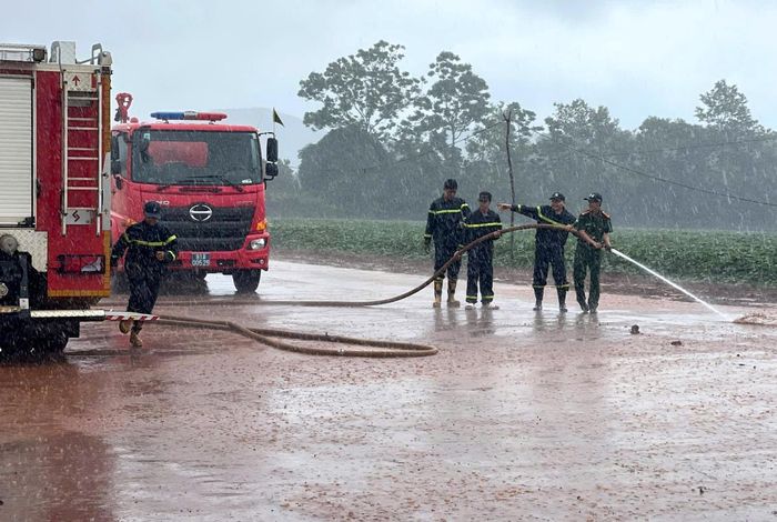 Trời mưa, lực lượng Cảnh sát PCCC vẫn không ngại gian khó