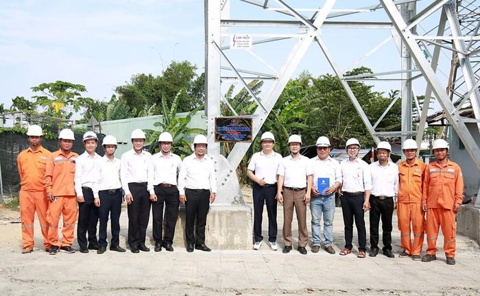 Giám đốc PC Đà Nẵng (thứ 7 từ trái sang) trao khen thưởng các đơn vị tại công trình.