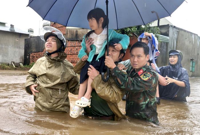 Các lực lượng hỗ trợ đưa người dân ra khỏi khu vực ngập