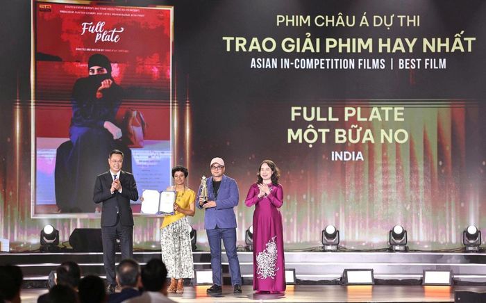 DANAFF IV-2026 tổ chức với nhiều hoạt động điện ảnh hấp dẫn, phong phú và ý nghĩa. (Trong ảnh:Phó Chủ tịch nước Võ Thị Ánh Xuân (phải) và Bí Thư Thành ủy Đà Nẵng Lê Ngọc Quang trao Giải Phim châu Á hay nhất DANAFF IV-2026)
