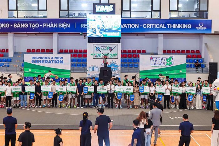 24 đội nam, nữ đến từ 15 trường đại học tại Hà Nội.