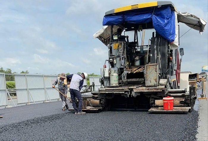 Thảm nhựa đoạn mở rộng cao tốc TPHCM - Long Thành. ẢNH: QUỐC HÙNG