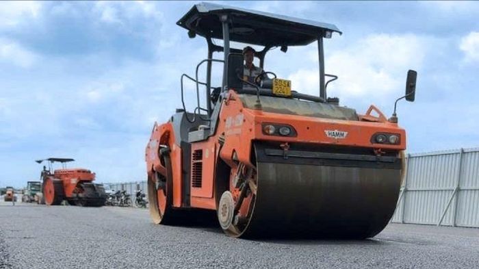 Thảm nhựa đoạn mở rộng cao tốc TPHCM - Long Thành. ẢNH: QUỐC HÙNG