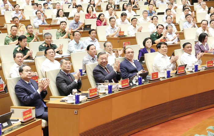 Các đồng chí lãnh đạo, nguyên lãnh Đảng, Nhà nước và các đại biểu dự Hội nghị toàn quốc triển khai thực hiện một số nghị quyết, chỉ thị của Bộ Chính trị. Ảnh: QUANG PHÚC