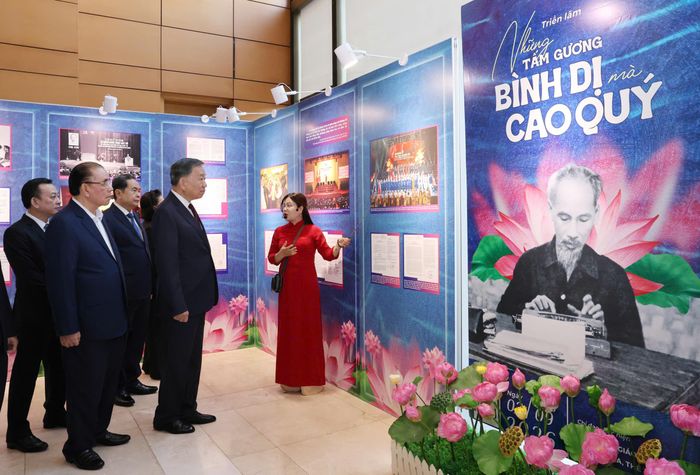 Tổng Bí thư, Chủ tịch nước Tô Lâm và các đồng chí lãnh đạo, nguyên lãnh đạo Đảng, Nhà nước tham quan triển lãm “Những tấm gương bình dị mà cao quý”. Ảnh: QUANG PHÚC