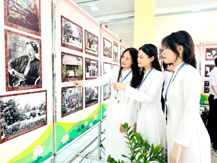 Học sinh Trường THPT Nguyễn Tất Thành (phường Bình Phú) xem ảnh tư liệu về cuộc đời Chủ tịch Hồ Chí Minh tại Không gian văn hóa Hồ Chí Minh. Ảnh: THU TÂM