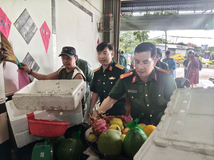  Giúp dân di dời đồ đạc. Ảnh: HỮU PHÚC 