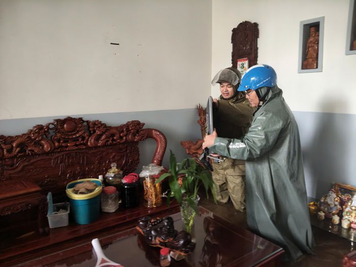  Lực lượng chức năng phường giúp dân di dời tài sản. Ảnh: HỮU PHÚC 