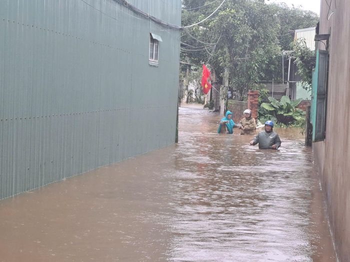  Phóng viên theo chân ghi nhận công tác ứng cứu, di dời tài sản giúp dân. Ảnh: CHÍ DŨNG 