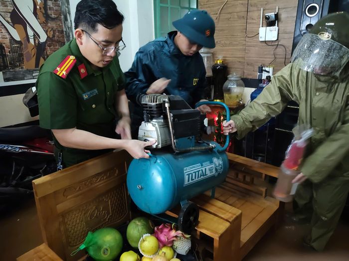 Trung tá Phạm Thành Công (bên trái), Trưởng Công an phường Thống Nhất, giúp dân di dời tài sản. Ảnh: HỮU PHÚC 