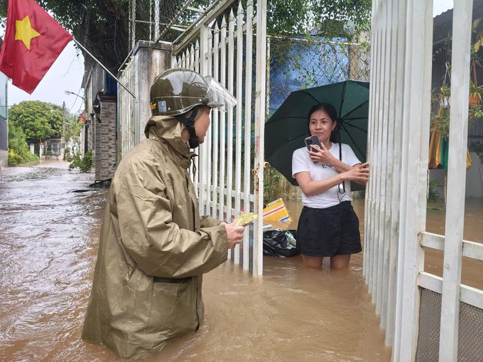  Công an phường Thống Nhất trực tiếp thăm hỏi, căn dặn người dân chú ý đảm bảo an toàn, và nếu cần giúp đỡ, liên hệ công an. Ảnh: HỮU PHÚC 