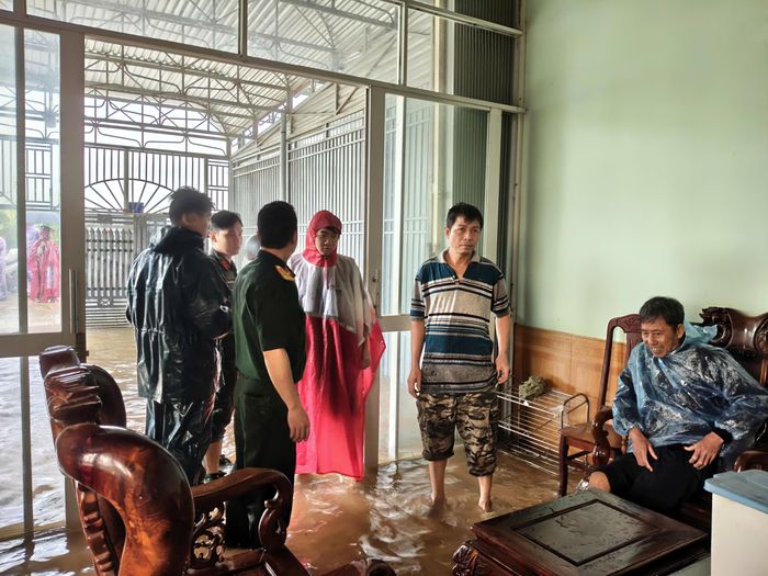  Lực lượng chức năng phường tham gia hỗ trợ giúp dân. Ảnh: HỮU PHÚC 