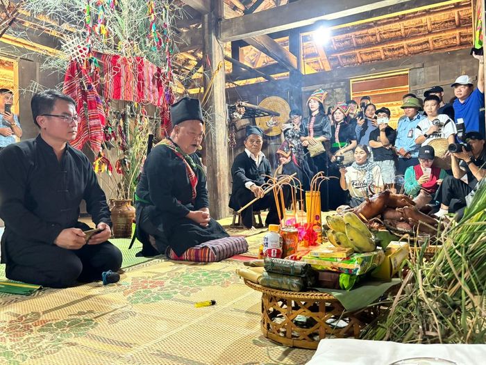  Lễ cơm mới của dân tộc Thái tại tỉnh Sơn La là dịp để các thế hệ sum vầy, giáo dục con cháu lòng biết ơn và kính trọng sức lao động. Ảnh: THU LÊ 