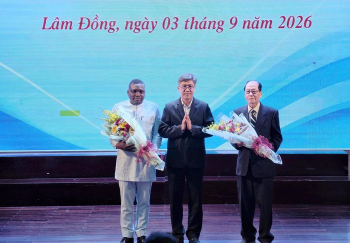  Lãnh đạo tỉnh Lâm Đồng tặng hoa cho đại diện Quỹ học bổng Vallet và Tổ chức khoa học và giáo dục Gặp gỡ Việt Nam 
