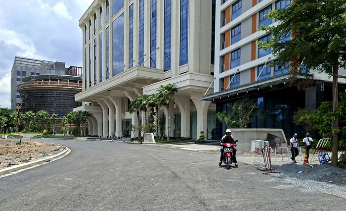 Sau khi UBND phường An Nhơn làm việc với Ban Giám hiệu Trường Đại học Văn Lang, hàng rào chắn đã được thu dọn, người dân có thể lưu thông bình thường. Ảnh: QUỐC HÙNG