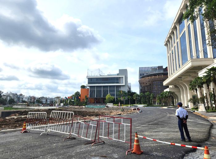 Bảo vệ Trường Đại học Văn Lang dựng rào chắn ngang đường không cho người dân lưu thông. Ảnh: QUỐC HÙNG