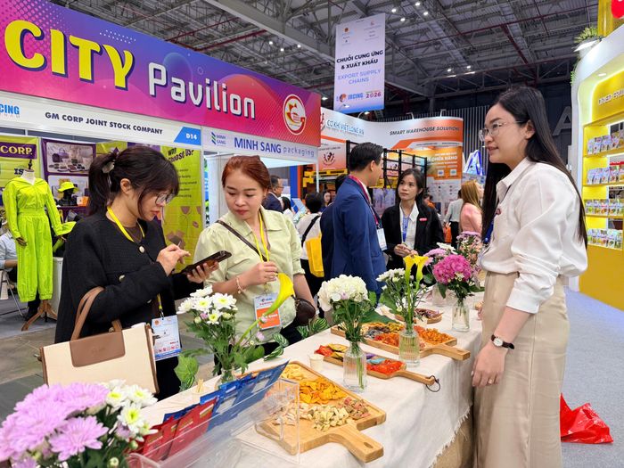  Doanh nghiệp Việt giới thiệu sản phẩm với các đối tác quốc tế, mở cơ hội tham gia sâu hơn vào chuỗi cung ứng toàn cầu. Ảnh: HOÀNG HÙNG 