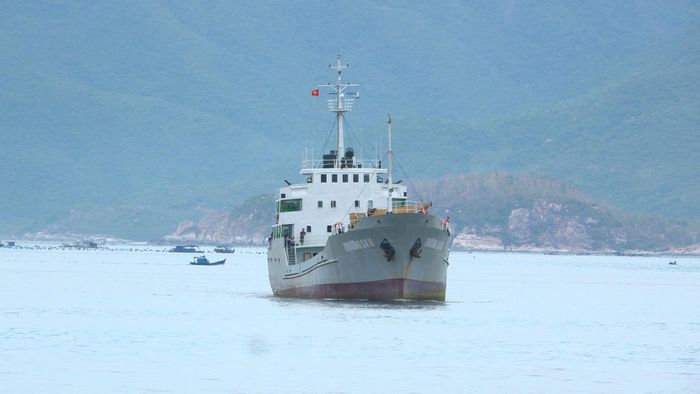  Tàu Trường Sa 18 cập Cảng Quốc tế Cam Ranh đưa các ngư dân gặp nạn về đất liền 