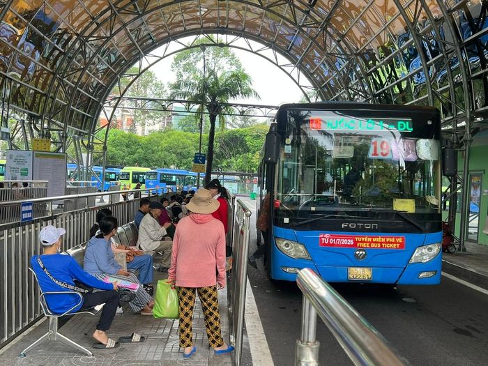 Người dân đi xe buýt điện tại bến xe buýt trung tâm Sài Gòn. Ảnh: QUỐC HÙNG