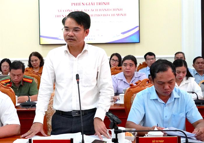  Phó Giám đốc Trung tâm Phục vụ hành chính công TPHCM Dương Văn Thơm báo cáo tại phiên giải trình 