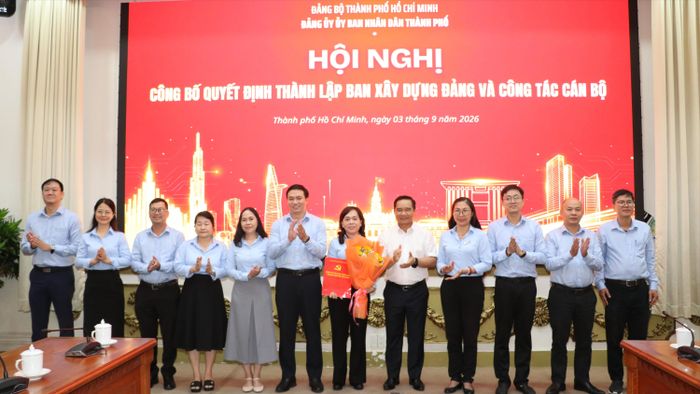Đồng chí Nguyễn Văn Được trao Quyết định thành lập Ban Xây dựng Đảng trực thuộc Đảng ủy UBND TPHCM. Ảnh: NGÔ BÌNH