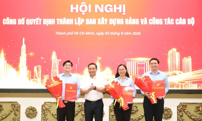 Đồng chí Nguyễn Văn Được trao quyết định phân công, bổ nhiệm các Phó Trưởng Ban Xây dựng Đảng, Đảng ủy UBND TPHCM