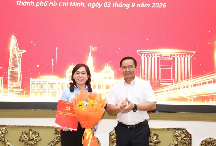 Đồng chí Nguyễn Văn Được trao Quyết định phân công, bổ nhiệm đồng chí Nguyễn Thanh Xuân giữ chức Trưởng Ban Xây dựng Đảng Đảng ủy UBND TPHCM