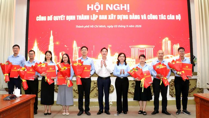 Các Phó Trưởng Ban Xây dựng Đảng, Đảng ủy UBND TPHCM nhận quyết định