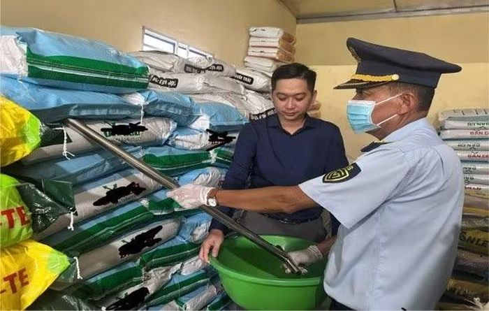 Đoàn tiến hành lấy mẫu phân bón. Ảnh DMS