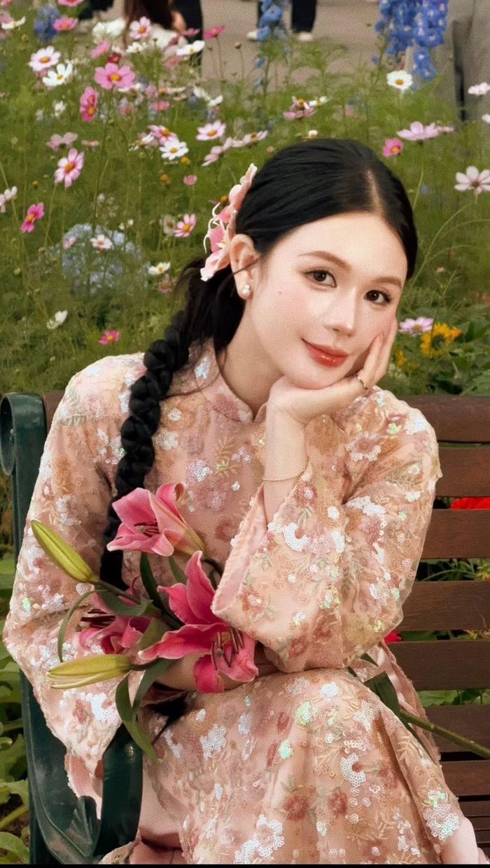 Sinh năm 1994, quê Tuyên Quang (Hà Giang cũ), Vũ Thị Thu Trang được biết đến là hot girl và nhà sáng tạo nội dung với khoảng 600.000 người theo dõi. Năm 2023, kiểu tóc hippie của cô từng tạo thành xu hướng được nhiều bạn trẻ hưởng ứng trên mạng xã hội. Ảnh: FB Vũ Thị Thu Trang