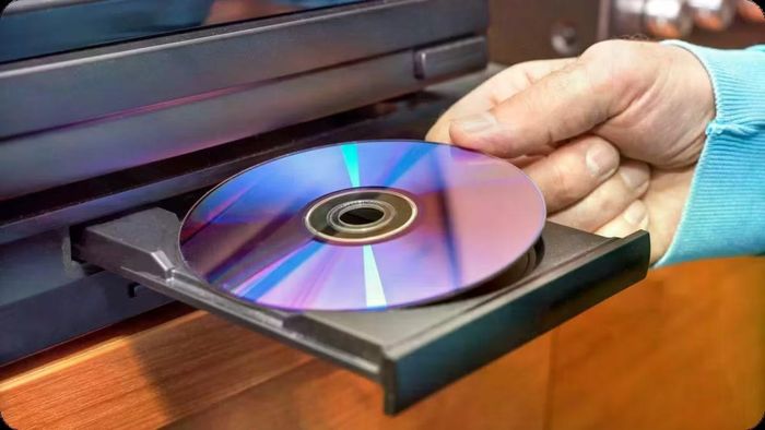 Không chỉ bị trầy xước, một số CD và DVD lâu năm còn xuất hiện vết nứt trong lớp nhựa, khiến dữ liệu có nguy cơ không thể truy cập. 
