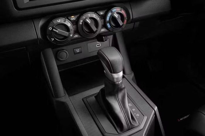 Mẫu xe bán tải Mitsubishi Triton Single Cab AT 2026 mới này chỉ có duy nhất một tùy chọn màu sơn trắng (Solid White) tại Malaysia, đi kèm chính sách bảo hành 5 năm hoặc 200.000 km.