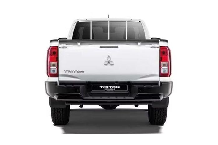 Tại thị trường Malaysia, Mitsubishi Triton Single Cab AT 2026 mới có giá niêm yết từ 107.980 RM (khoảng 697,56 triệu đồng), cao hơn phiên bản số sàn (MT) khoảng 3.000 RM (tương đương 19,38 triệu đồng).
