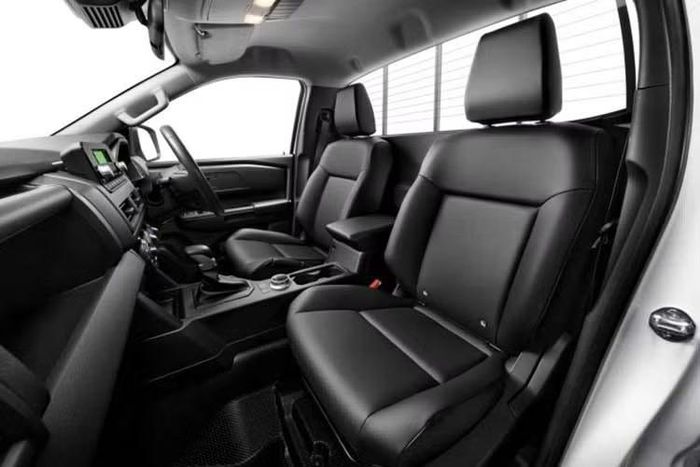 Về mặt an toàn, Mitsubishi Triton Single Cab AT được trang bị 3 túi khí (tính cả túi khí bảo vệ đầu gối người lái). Vì là phiên bản rẻ nhất nên mẫu xe bán tải này sẽ không được trang bị ADAS như các phiên bản cao cấp hơn.