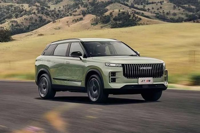 Trang bị an toàn tiêu chuẩn của xe gồm 8 túi khí, hệ thống phanh khẩn cấp tự động, kiểm soát hành trình thích ứng với chức năng dừng/đi và hỗ trợ giữ xe ở giữa làn đường. Tại thị trường Úc, Jaecoo J7 PHEV AWD có giá 47.990 AUD (khoảng 897 triệu đồng).