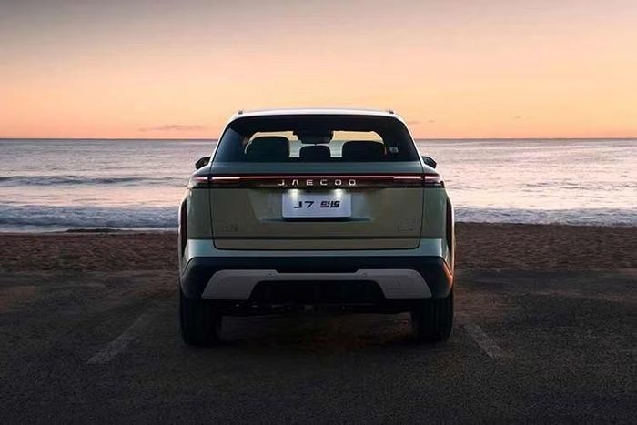 Tại thị trường Úc, Jaecoo J7 PHEV AWD được bán với bản Summit cao cấp nhất, tiếp tục sở hữu hệ thống đèn ngoại thất LED toàn phần, mâm hợp kim 19 inch kiểu turbine khí động học và cặp gương chiếu hậu thiết kế thanh thoát hơn.